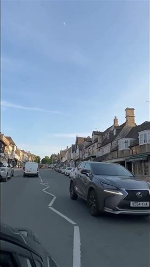 Burford High Street, Oxfordshire, England, UK 🇬🇧... #oxford #uklife #travel #oxfordlife