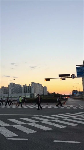 자리잡은반달#하루끝에서#하늘영상#교차로#저녁노을#일상#박화요비