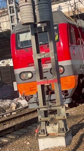 Эп2к-211 проежает станцию Новогиреево с приветливой бригадой