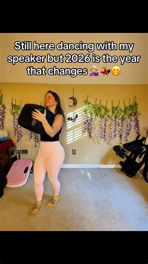 The song is “Solo Contigo” by @Audaz 😎💃🏼😍 #audaz #solocontigo #bailasola #bailando