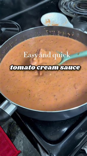 This is the BEST pasta sauce. I’ve probably made it about 30 times before, it’s super quick, easy, and beginner friendly. It seriously only takes me ten minutes to make #pasta #recipe #easyrecipe #fyp #creatorsearchinsights