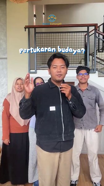 Ayo angkat tangan kalo salah satu wishlist kalian di tahun 2026 itu ikut student exchange?🙋‍♂️🙋 Agenda dan benefit yang bakal kamu dapatkan dari student exchange tuh bener-bener variatif gak sih?. Kamu bisa dapat teman baru, explore tempat dan suasana baru, belajar bahasa baru, sampai kesempatan ngembangin kemampuan intrapersonal. Keren banget gak tuh?🤩 But wait........ salah satu hal hal yang ditakutin kalian pasti berkaitan dengan persyaratan tes bahasa inggris dan bikin motivation letter k