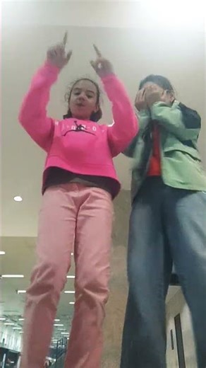 eu dançando com minha BESTb #bestfriend #best #amigas