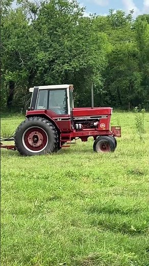 International Harvester 1086 hard at work! #lifeonheltoncreek #tnagriculture #1086 #redpower