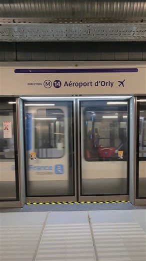 🚇 La ligne 14 est désormais la ligne de métro la plus fréquentée de votre réseau Île-de-France Mobilités. Vous êtes 820 000 à l’emprunter chaque jour en semaine 🚀 🚶Que ce soit pour le travail, les études, ou pour voyager via Orly, elle assure un confort optimal grâce à ses rames à 8 voitures ( 33% de capacité !) et sa fréquence exceptionnelle d'un train toutes les 85 secondes. ✨Et en 2027, l'offre se renforce encore avec 3 rames supplémentaires pour accompagner la hausse du trafic et garantir