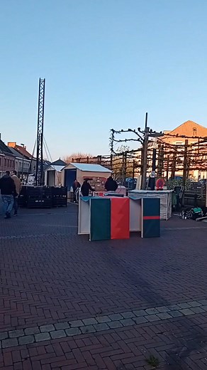 Les choses se concrétisent tout doucement sur la Grand Place de Perwez. Venez nous retrouver dès demain 11h00 pour un week-end festif plein de surprises pour le Lancement officiel de la magie des fêtes de fin d’année à Perwez !! À 16h00 chocolat chaud offert à tous ! Toute la journée, vente de chèques commerces et commande des sapins que nous offrons à tous les acteurs économiques de Perwez ! Venez nombreux ! | ADL Perwez