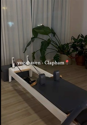 Danielle here! 💁🏽‍♀️ I took full advantage of my lieu time and attended a 4pm Charity Reformer class at the stunning yogahaven in Clapham Common—just an easy 6-minute walk from the tube! 🚶🏾‍♀️ The initial ticket is free via @Eventbrite and you’re emailed with a link to donate with a suggested donation of £25 but it’s fine to give whatever suits your budget. All proceeds go to support the amazing instructor Grace’s GoFundMe for the London Marathon, with donations being raised for WaterAid. Wh