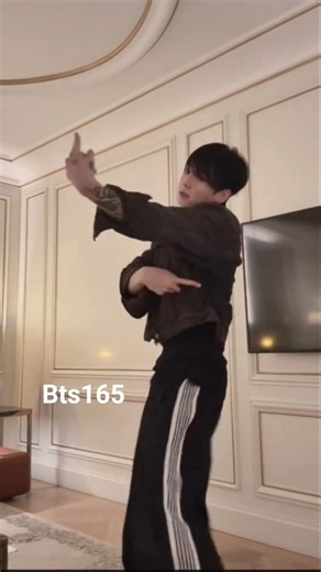 Wahhh Jungkook Dancing on Iconic by mistake🤭 sportive Senior😍 #jungkook #jk #bts #viralshorts