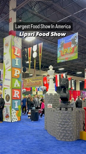 Lipari Food Show| 📍Novi, MI Just back from the Lipari Food Show. It’s the largest private food show in America that only comes around once a year! With over 750 booths, 800 brands, 13,500 items, and more than 5,000 attendees, it’s truly the premier spot for anyone looking to get inspired and grow their retail or specialty foods business. From innovative products and delicious food to essential packaging solutions, they’ve got it all. This year their theme was a game board theme and they want YO