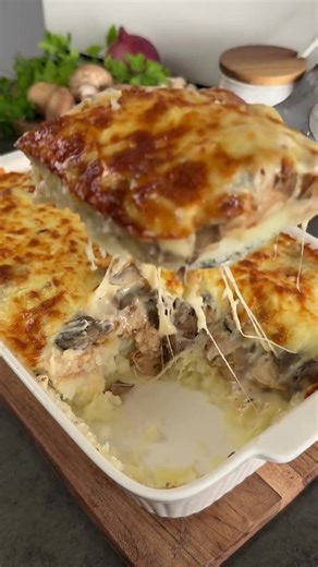 Si necesitas una receta para la cena que garantice hilos de queso perfectos y el máximo confort, deja de deslizar. Este horneado de pollo, champiñones y papas es la comida más reconfortante que prepararás en todo el año. | Chefclub Argentina