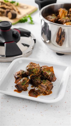 Hay recetas que hacen que todos pregunten: “¿Cómo lo hiciste?” 😉 Estas Costillas al Tamarindo se cocinan a presión para lograr una carne suave y una salsa espesa, brillante y con un sabor muy especial. Prepáralas con tu Royal Prestige® Pressure Cooker y sorprende en casa 🔥✨ Aquí está la receta 👇 COSTILLAS AL TAMARINDO ⏲️ 1 hora aprox. 🍽️ 4 – 6 porciones Equipo: • Royal Prestige® 6 L Pressure Cooker INGREDIENTES • 1.3 kg de costilla corta con hueso (short ribs) • ½ cebolla blanca, en cubitos 