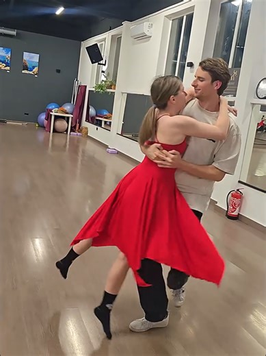 Filmy użytkownika Studio Tango (@tangostudiotanca) z muzyką dźwięk oryginalny - Studio Tango