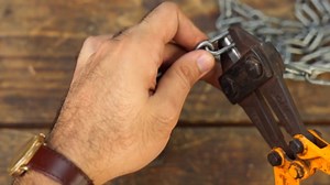 Forging a meat cleaver out of iron chain