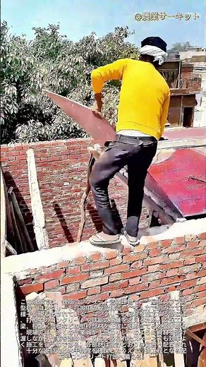 コンクリート屋根の型枠を手作業で設置する方法：驚くべき「人の鎖」がわずか数分で屋根を組み上げる様子をご覧ください。