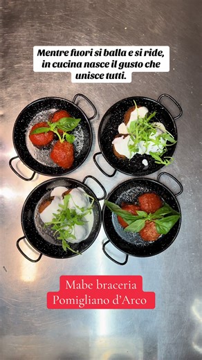 Mentre fuori si balla e si ride, in cucina nasce il gusto che unisce tutti. #pomigliano #mabe #karaoke #braceria #mabebraceria