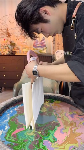 Use the color scheme mix with water to have the forest and the sky for made a beautiful bag