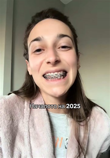 Една от най-съществените промени във външния ми вид не само тази година, но и в живота ми ✨ Зъболечението с брекети приключи преди 2 медеца и от тази година аз имам нова усмивка ☀️ Започвам 2026 с увереност! . . #брекети #зъболечение #ортодонт #усмивка #2025recap