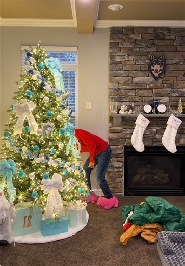 Indoor or outdoor—this Christmas inflatable brings instant holiday magic 🎅✨ Ready to level up your decorations? 💚❤️ #ChristmasInflatable #HolidayDecor #ChristmasDecor #InflatableDecoration #HolidayHome