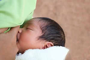 Tư thế cho con bú đúng cách giúp trẻ hấp thụ đủ những giọt sữa béo | theAsianparent Vietnam