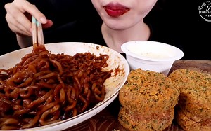 『Mellawnie』炸酱面☆芝士球☆咀嚼音_哔哩哔哩_bilibili