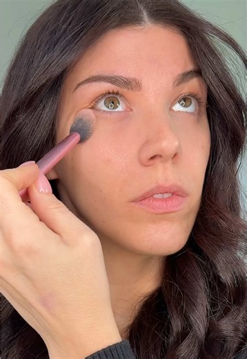 …and it BLURS🪄 It’s rare that I like how my concealer looks with a powder better than without but that’s the case here. #settingpowder #makeuptips #makeup