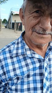 ENTÉRESE Y COMPARTA La historia de Don Ruperto y Don Roselino: Los ojos del alma. En el corazón de Monterrey, entre las calles del centro, se teje una historia de amistad inquebrantable. Don Ruperto y Don Roselino son dos viejos amigos que, juntos, han enfrentado las adversidades de la vida. Don Ruperto perdió la vista hace años, pero su falta de visión no ha sido un obstáculo gracias a Don Roselino, quien se ha convertido en sus ojos. Cada mañana, Don Roselino toma una cuerda amarrada a un bast