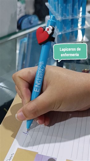 🖊️✨ ¡Estos lapiceros no son solo herramientas, son un reflejo de tu pasión por la enfermería! 🩺💉 Con diseños inspirados en el mundo de la salud, estos lapiceros harán que anotar tus apuntes o firmar documentos sea mucho más divertido. ¡Llévalos a donde vayas y destaca con estilo mientras trabajas! 📋✍️ ¿Qué esperas para tener los tuyos? Pedidos y Consultas al WhatsApp: 🟢931663636 - Canal Lima 🟢970974920 - Canal Chiclayo 🟢906644630 - Canal Arequipa Tienda Virtual 👇🏼 https://enfermeraenale
