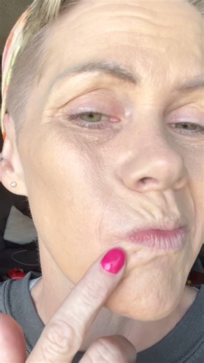 A break-through formula that visibly smooths, corrects, and conceals without settling into fine lines & wrinkles ✨ Results? Airbrushed-looking skin from head-to-toe. Shade used: Light | Westmore Beauty