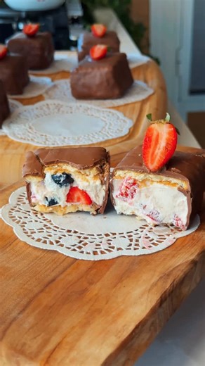 ‎Abir El Saghir عبير الصغير‎ on Instagram‎: "Cheesecake sandwich 🫰🏻 ساندويش تشيز كيك، ينصح بها الأطباء😌 Ingredients: Cream cheese filling: 250 cream cheese 1/2 cup sour cream 1 tbsp vanilla 1/4 cup sugar 1/2 cup whipping cream 1 cup chopped mixed berries or any fruit of your choice Biscuits dipped in milk for the 1st and 3rd layer Freeze the layered cheesecake sandwiches for 1 hr before dipping in chocolate Melted chocolate to dip in the sandwiches, cool them and enjoy 💕 المكونات: لحشوة الجب