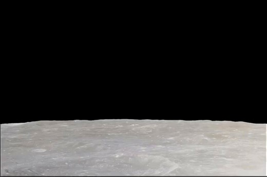 💫この映像はJAXAの無人探査機かぐや（SELENE）が月周回軌道から撮影した「アースライズ（地球の出）」の映像です。静まり返った月の地平線の向こうから、青く輝く地球がゆっくりと姿を現すこの光景は、人類が宇宙から自らの故郷を見つめた象徴的な瞬間の一つです。月には大気がほとんど存在しないため、空は完全な黒に近く、地球の青さがいっそう際立ちます。この青は海と大気によるものであり、雲の白と大陸の色が織りなす模様は、生命が存在する惑星であることを強く印象づけます。また、地球は月から見るとほぼ同じ位置に留まり続ける「地球固定」に近い状態ですが、探査機が周回しているため、このように地平線から昇るような動きとして捉えられます。この映像は単なる美しい景色にとどまらず、「私たちはどこから来たのか」という視点を与えてくれます。荒涼とした月面と対照的に、青く輝く地球は、生命と水に満ちた奇跡の星であることを静かに語りかけてきます。日付：2007年11月（かぐやによる観測）Credit: JAXA / NHKData: SELENE（かぐや）月周回衛星ミッション#宇宙 #太陽系 #地球の出 #アースライズ #