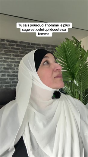 Voici l’histoire qui va changer ta vision de la relation de couple. Lors du traité de Hudaybiyyah, la situation était extrêmement tendue. Le Prophète ﷺ demanda aux compagnons d’accomplir le sacrifice et de se raser la tête. Personne ne bougea. Il entra alors dans sa tente et consulta son épouse, Oum Salama. Elle lui donna un conseil simple : sortir et accomplir lui-même l’acte. Le Prophète ﷺ suivit ce conseil. Et quand les compagnons le virent agir… ils suivirent immédiatement. La tension dispar