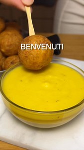 Benvenuti in “Missione Polpette” la mia nova serie in cui trasformiamo in polpetta ogni piatto della tradizione italiana e non solo! Oggi prepariamo insieme le polpette alla carbonara! Ingredienti: Per le polpette - 200 g di pane raffermo - 220 g di guanciale - 200 ml di latte - 2 cucchiai di parmigiano - 50 g di pecorino - Pepe - 1 uovo Per la carbocrema - 3 tuorli - 50 g di pecorino - Pepe ⏳Tempo di preparazione 20 min. ⏱️Friggere in olio di semi di girasole fino a doratura. *********** Lascia