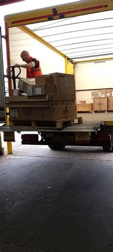 Vehicle Truck unloading mechanism without Dock. In-built dock in truck in London. #unloading