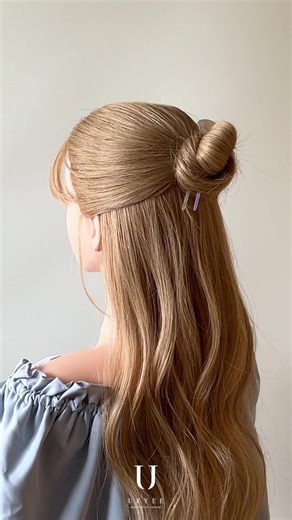 ゴムを使わずDAISOの簪1本で作る揺らしても崩れない簡単ハーフアップ ヘアアレンジが崩れやすい人にもおすすめ。 DAISOで購入した簪を使う、簡単ハーフアップヘアアレンジのやり方を紹介します。髪自体を結んだりねじったりして留めるため、完成後に揺らしても崩れないのが特徴です。ゴムを使わずに手軽にまとめられます。 ■用意するもの ・ヘアブラシ: 1個 ・簪（U字コーム）: 1個 ■アレンジ手順① ・耳より上の髪を取り分けて、後ろで一つにまとめます。 ・ヘアブラシを使って、表面が綺麗になるように整えましょう。 ・人差し指と中指２本を起点に髪を巻き付けて内側にねじります。 ・内側の空洞に親指を通して、真ん中のお団子を掴むようにして通します。 ・左手で全体を掴み、右手で簪を挿します。 ■アレンジ手順② ・耳より上の髪を取り分けて、後ろで一つにまとめます。 ・まとめた髪を時計回りにねじります。 ・根元を軸に毛束を巻きつけて、お団子状に形を作ります。 ・お団子の形が崩れないように手で押さえます。 ・上から簪を深く差し込んで、しっかりと固定します。 #ダイソー #ダイソー購入品 #ヘアアレンジ #簡