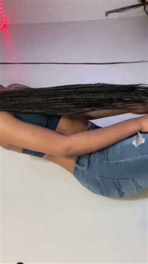 Black girl farting in jeans💨