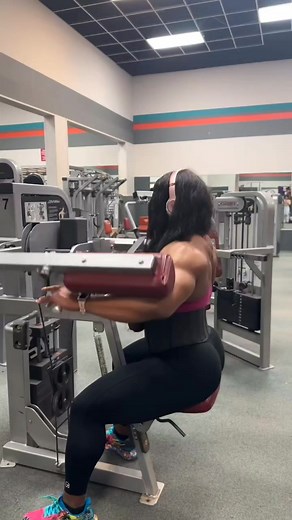 Whatever you need to do today for your fitness, 💪🏾 GET IT DONE. 🫵🏾 YOU CAN DO IT! 🥳 …..and be sure to appreciate what your body CAN do. 🙏🏾 Back and shoulders for this workout to free up another day to train legs. Which adds up to a total of 3 days for legs per week for a little while. 💎 iammutant.com (AndreaS20)💎 protan.com (MsOlympia)💎 squeezmeskinny.com (PrettyMuscle) | Andrea Shaw