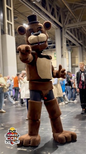 Freddy Fazbear cosplay from the Five Nights at Freddy's (FNAF) filmed at MCM Birmingham Comic Con 2025 by Comic Con News Five Nights at Freddy’s 2 hits cinemas tomorrow, bringing back fan-favourite animatronics and continuing the story with even darker twists. Cosplayer : @peachie_cosplay video : @muratcankuscu #fnaf #fnaf2 #fnafmovie #fivenightsatfreddys #freddy #cosplay #mcmcomiccon #comicconnews | Comic Con News