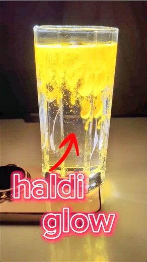 pani 💦 me haldi glow 🌟 karti hai#shotrs #viral #trendingexperiment #deshi #scienceproject #subscribe