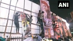 #WATCH | Tamil Nadu: Fans of Ajith Kumar tore posters of Vijay starrer #Varisu & fans of Vijay tore posters of Ajith Kumar starrer #Thunivu outside a movie theatre in Chennai Both films have released on the same day after 8 yrs, people gathered in large numbers to watch them. #timesnow #timesnownews #chennai #tamilnadu #ajithkumar #pongal #thunivu #varisu #southmovies | TIMES NOW