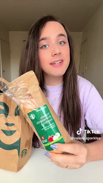 J’aurais vraiment mieux fait d’aller à la Doro Party à Chatelet plutôt que de prendre ce To Good To Go 🫨🫨🫨🫨🫨🎀✨ (Gros big-up aux rats du RER de m’avoir laissée à manger par contre 🐀🤭✨) #TooGoodToGo #Degustation #TooGoodToGoTime #Starbuck #Chatelet