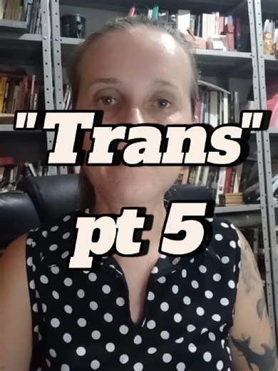 A teoria queer não falha porque “não consegue definir mulher”. Ela não quer definir. Instabilidade, proliferação e indeterminação não são bugs — são o objetivo político. O problema começa quando esse projeto filosófico tenta virar política pública baseada em direitos, estatísticas e proteção material. Empatia individual e organização jurídica não são a mesma coisa. 📺 No próximo vídeo: qual modelo pode virar lei — e por quê. Referências BUTLER, Judith. Gender Trouble. New York: Routledge, 1990. 