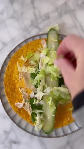 Eenvoudige en gezonde groentewrap met hummus