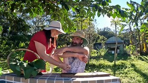 This plant can HEAL BONES! 🦴🍃 Did you know comfrey is also commonly called "knitbone" or "boneset"? Do you know why? In this video, Elle from Australian Medicinal Herbs shows you how you can make your own bone healing herbal poultice using comfrey! 🦴 Want to learn more? Watch the full episode (link in comments) 👇 #organic #garden #gardening #permaculture #veggiegarden | The Weedy Garden