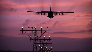 美军C-130J大力神运输机夜间精确空投