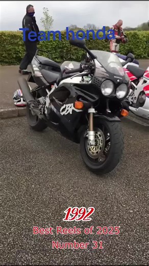 Pour tous les amoureux de la CBR. Jolie évolution même si j'ai un petite préférence pour la fireblade #honda #cbr #fireblade #moto