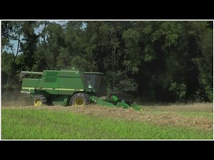John Deere 9500 combine on field harvesting