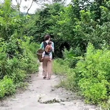 A 17 year old single mother was saved from her abusive ex husband by kind police officers | Primitive wilds Life