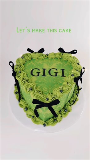 Gucci inspired birthday cake for Gigi‘s 18th. #cakesfromscratch #custommadecakes #homebaker #customcakes #longbeachbaker | Xochilts Desserts