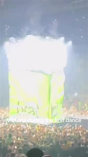 Victoria crashing the first dance #brooklynbeckham #brat #victoriabeckham #beckham #cruz