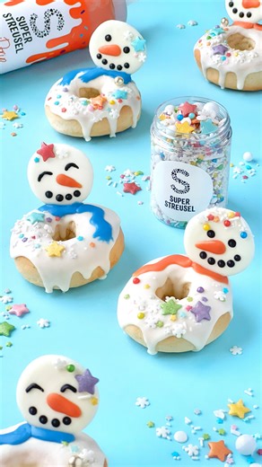 Super Streusel on Instagram: "Ooooh ihr Lieben, kein Schnee draußen? Kein Problem! ❄️ Diese Schneemann Donuts bringen euch sofort in den WinterWeihnachtsModus - soooo süß, kreativ und der absolute Hingucker auf jedem AdventsTisch! ⛄️Perfekt als Weihnachts Donuts, für Kindergeburtstage im Winter oder eure nächste Donut Deko Idee mit Super Streusel!🍩 Das braucht ihr für eure SchneemannDonuts: 🍩 Donuts (OfenDonuts nach unserem Grundrezept oder fertig gekauft), Backpapier, SchaschlikSpieß, Zahnsto